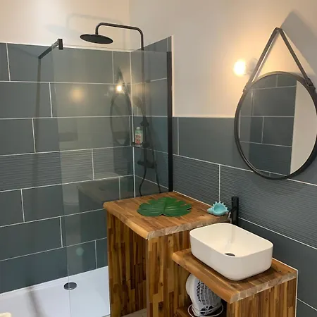 Apartment 350 M De La Avec Terrasse Bois *